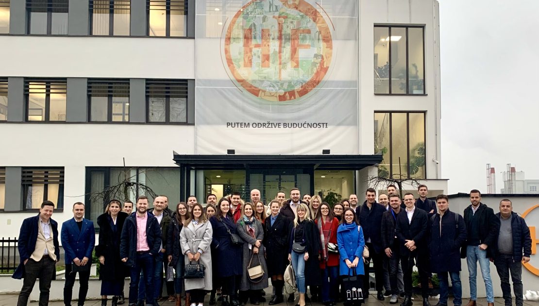 Učesnici programa ispred kompanije Hemofarm u Banjoj Luci